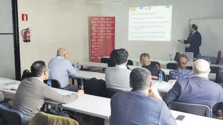 Ángel Rodríguez, director general de Asturgar, con comerciantes de Oviedo