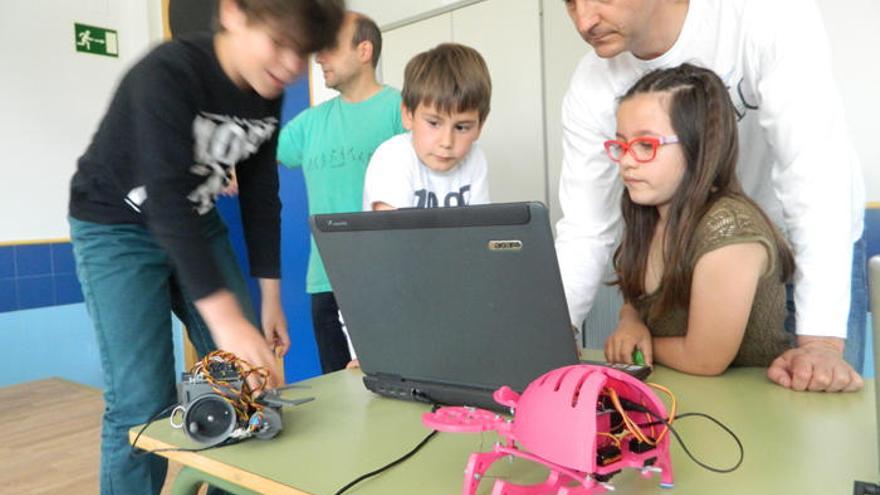 Los escolares de Morales del Vino realizan prácticas en el taller de robótica.