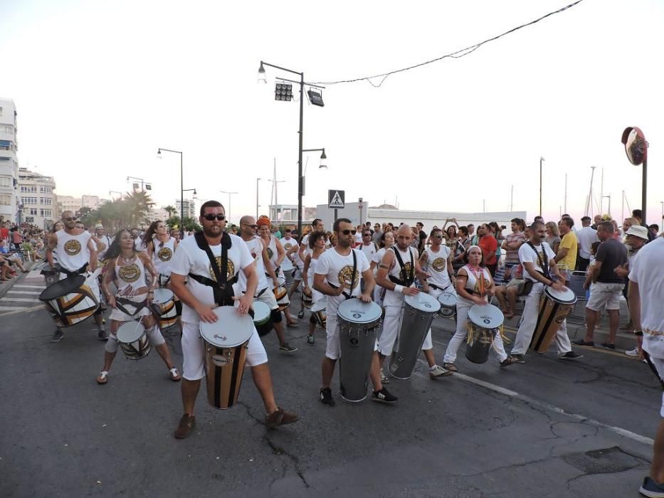 La bahía de Águilas se transforma en un gran teatro en su Carnaval de verano