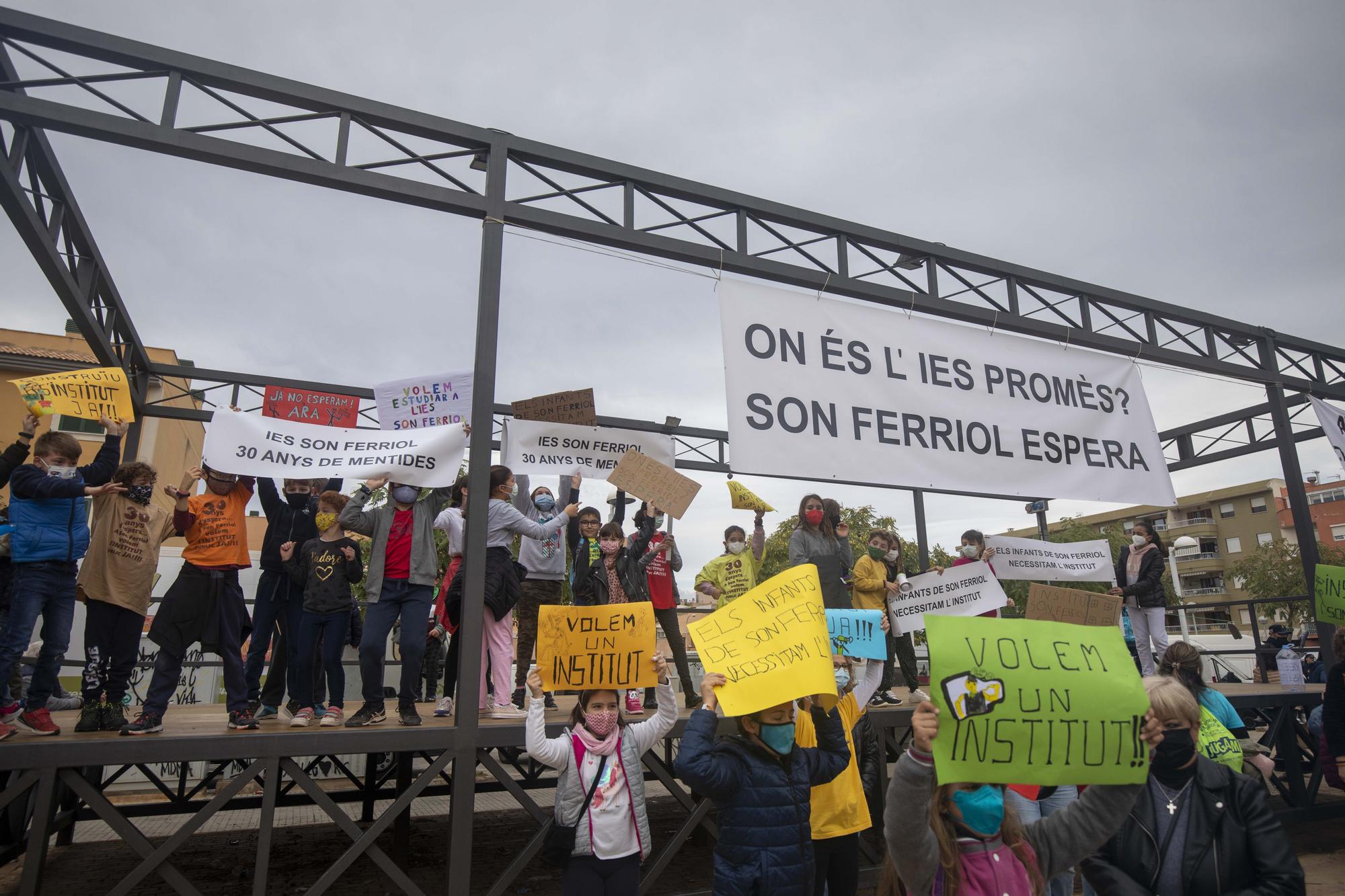 Más de 200 personas se manifiestan para exigir un instituto en Son Ferriol