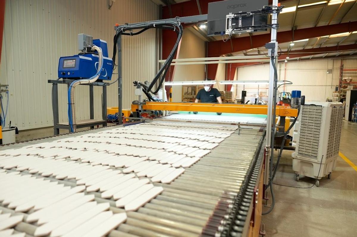 Piezas salidas del horno eléctrico que la compañía Equipe Cerámicas instaló en 2024 en su planta de Onda.