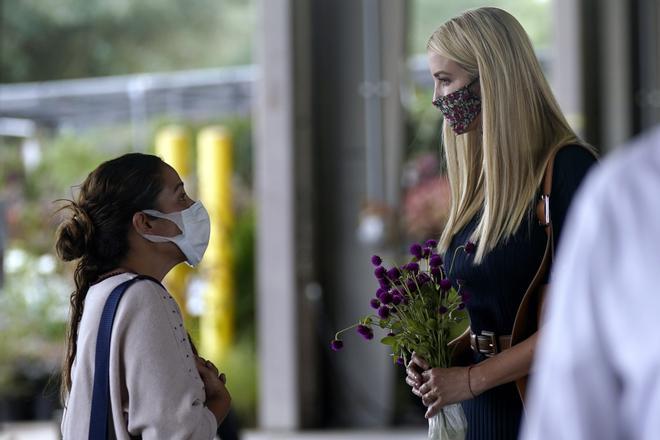 Ivanka Trump,  con un vestido negro durante su visita a un mercado de agricultores