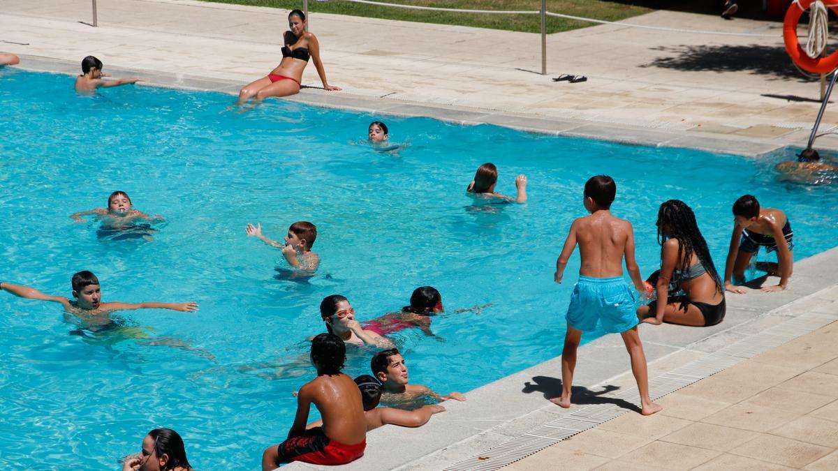 Numerosos usuarios disfrutando de la piscina del Parque del Príncipe.