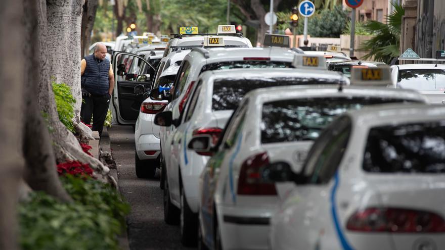 Santa Cruz de Tenerife destinará 830.000 euros en 2023 al rescate de licencias de taxis