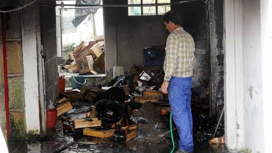 Los vecinos consiguen controlar un incendio que afectaba al garaje de una vivienda en Pontesampaio