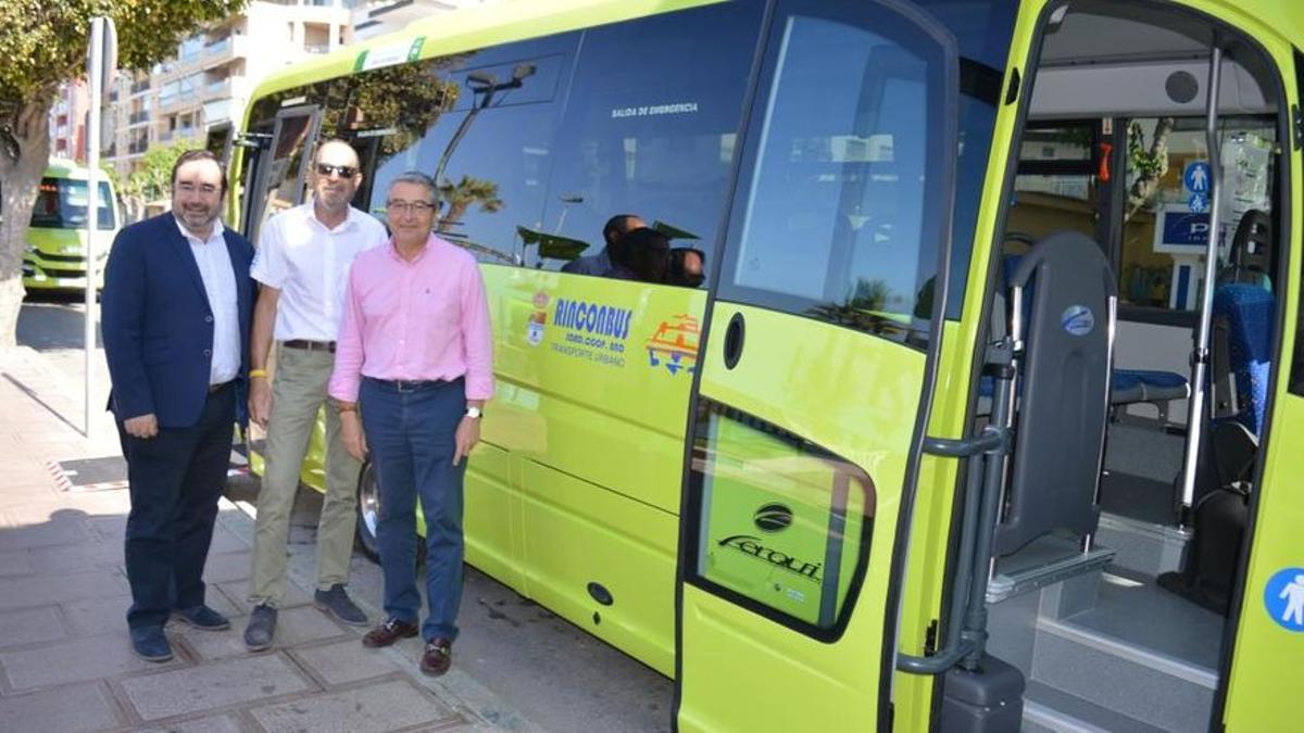 Antonio Manuel Rando, Antonio Clos y Francisco Salado, presentan el nuevo autobús de Rinconbus en 2019.