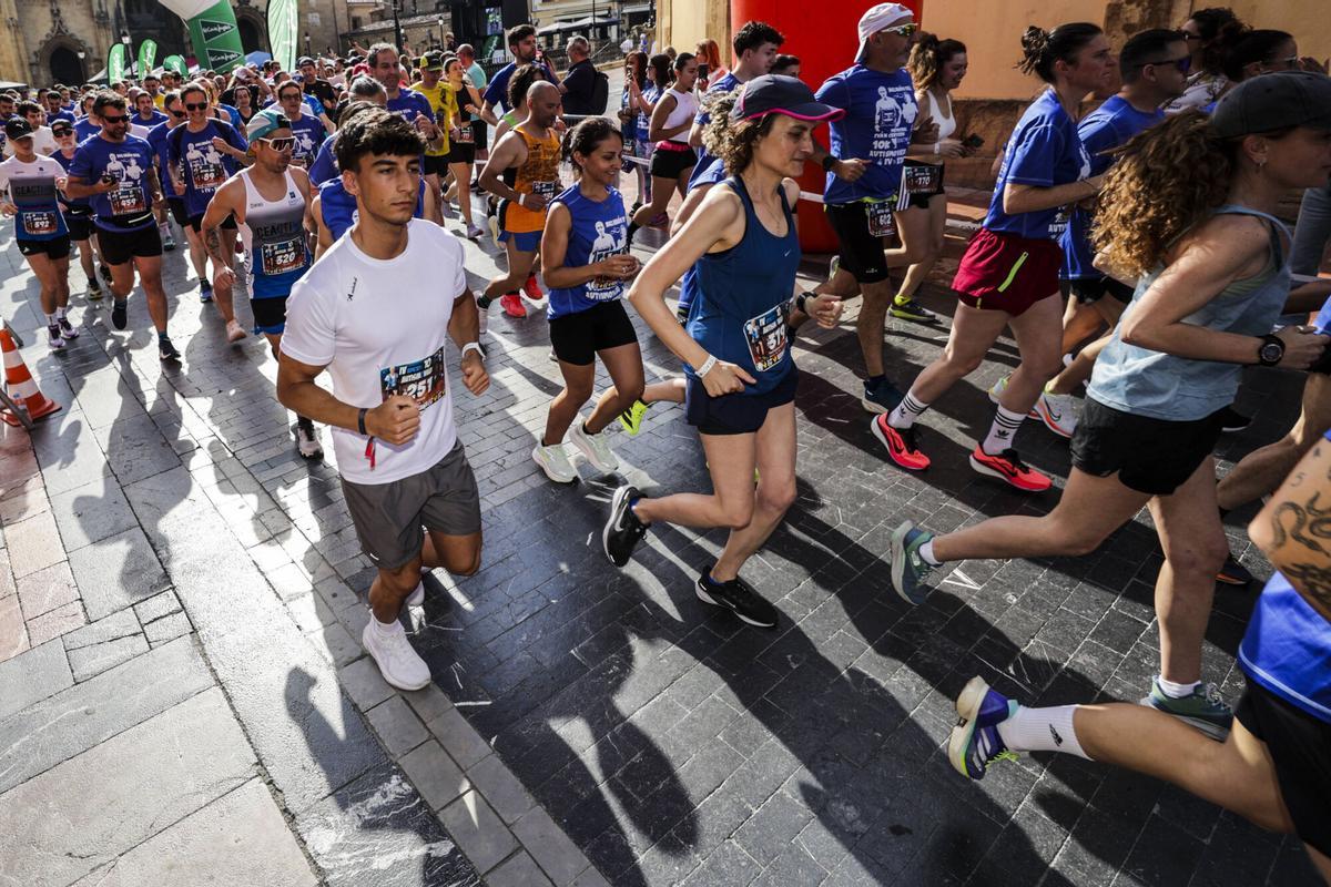 El azul tiñe el corazón de Oviedo con las camisetas de los 1.600 participantes en la carrera solidaria por el autismo El azul tiñe el corazón de Oviedo con las camisetas de los 1.600 participantes en la carrera solidaria por el autismo