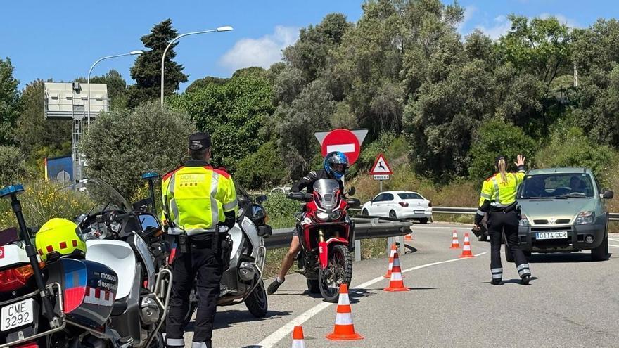 Multado con 200 euros por subirse a la moto tras salir de la playa: la Guardia Civil extrema la vigilancia tras la nueva orden del BOE