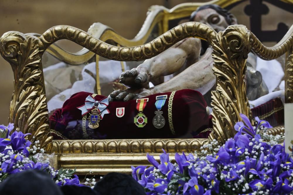 La lluvia obliga a dar la vuelta a la procesión ovetense del Santo Entierro