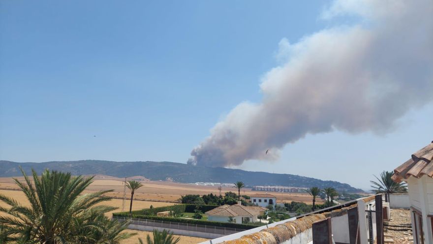 Un nuevo incendio en Tarifa amenaza el entorno de la playa de Bolonia