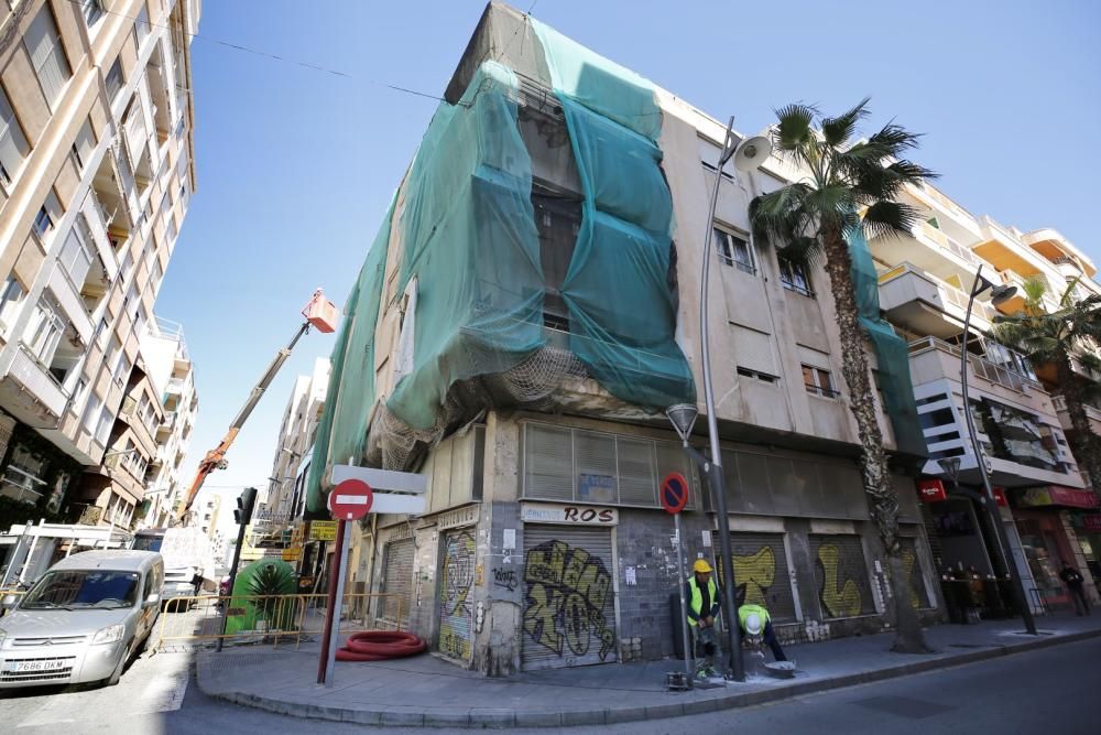 Comienzan las obras de demolición del edificio de la esquina de María Parodi con Ramón Gallud en Torrevieja