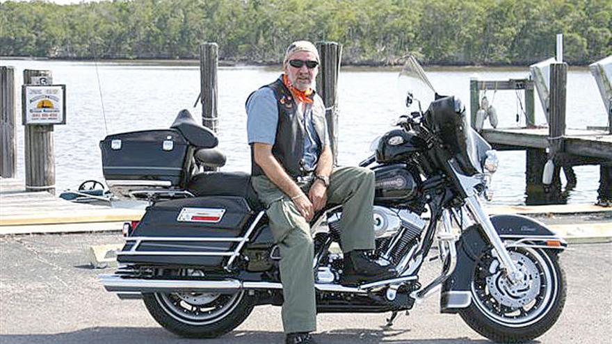 El autor del artículo posa con su espectacular Harley Davidson en Miami.