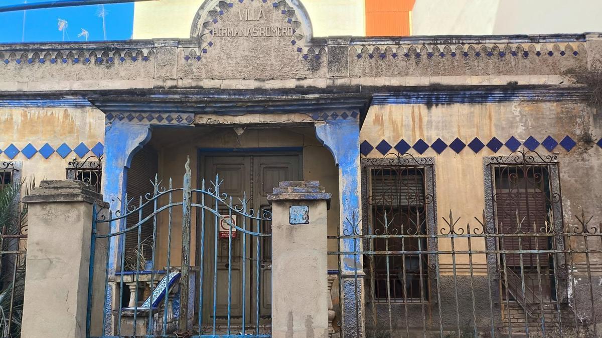 La ubicación de la colonia felina en el patio de una casa abandonada.
