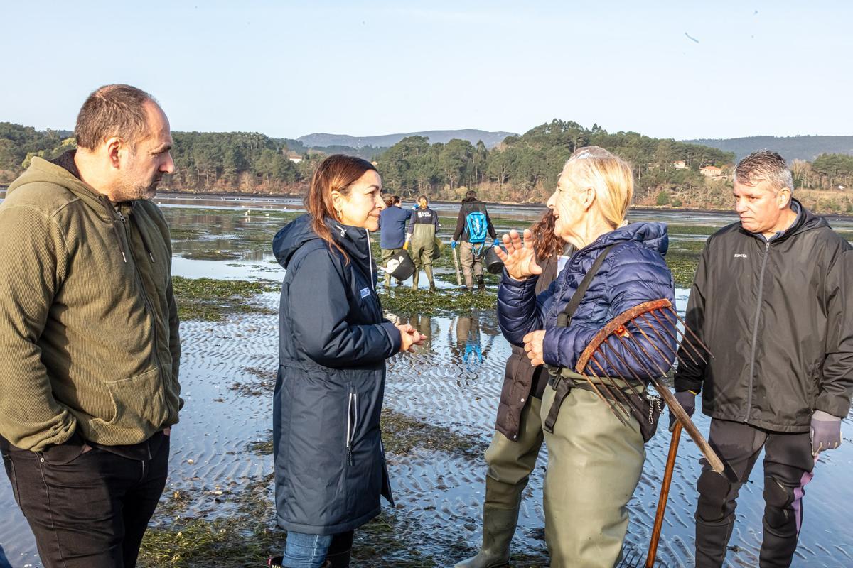 La conselleira de Mar, Marta Villaverde, supervisando los estudios sobre la mortandad de bivalvos, esta mañana.