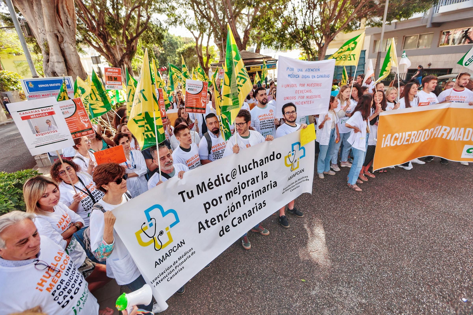 Primera jornada de huelga de médicos en Canarias. Manifestación en el exterior de la sede de la Consejería de Sanidad.