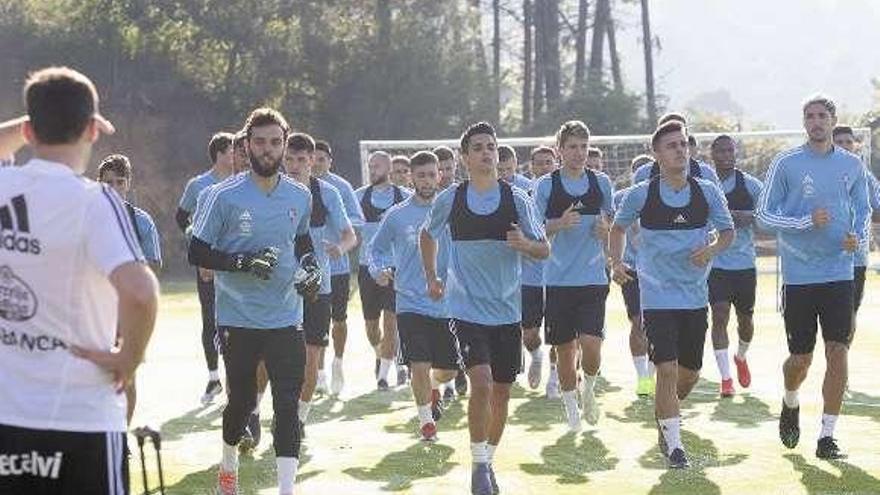 Los celestes, durante la sesión matinal de ayer. // Ricardo Grobas