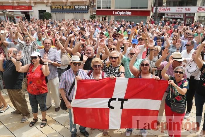 Cientos de personas protestan frente al Ayuntamiento de Cartagena por el pacto entre PP, PSOE y Cs