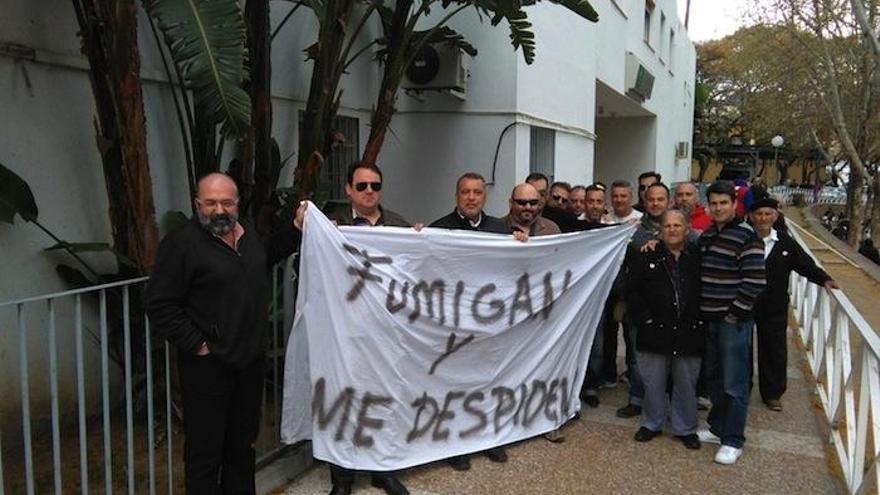 Sindicalistas y trabajadores en la puerta del centro de salud.