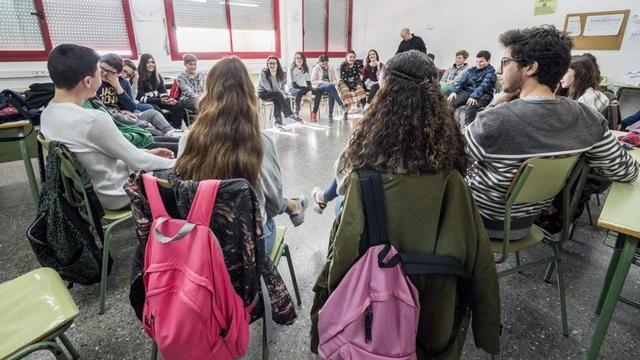 Estudiantes de segundo de la ESO asisten a un taller dedicado a violencia machista, en el instituto Ramón Berenguer IV de Sata Coloma, el pasado curso escolar.