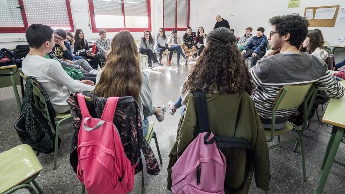 Estudiantes de segundo de la ESO asisten a un taller dedicado a violencia machista, en el instituto Ramón Berenguer IV de Sata Coloma, el pasado curso escolar.