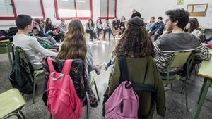 Estudiantes de segundo de la ESO asisten a un taller dedicado a la violencia machista, en el instituto Ramón Berenguer IV de Santa Coloma, el pasado curso escolar.