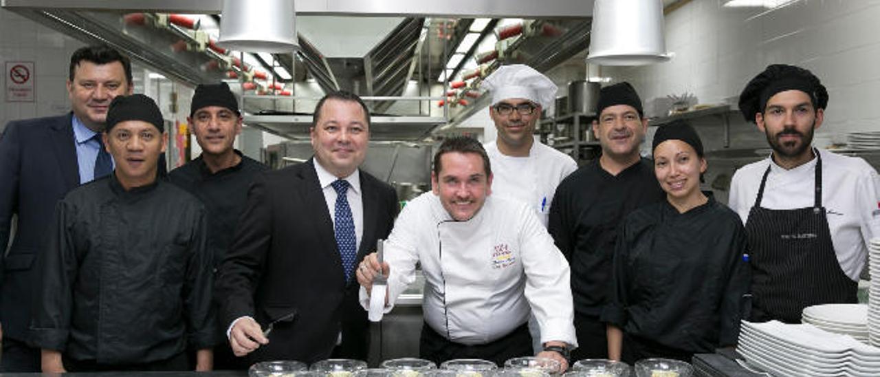 Thomas Leeb en la cocina del Hotel Santa Catalina, al mando de su equipo, ultimando los platos del menú de ayer.