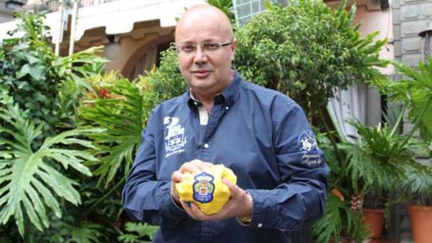 Fernando Méndez, en los jardines del Hotel Santa Catalina, con el escudo de la primera equipación de la UD. | luis del rosario