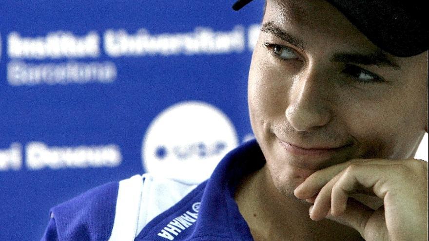 El piloto de motociclismo Jorge Lorenzo, líder de la categoria MotoGP del Mundial de Motociclismo, durante la rueda de prensa que ha ofrecido esta mañana en una clínica de Barcelona donde ayer fue operado de un sindrome compartimental en el brazo derecho.