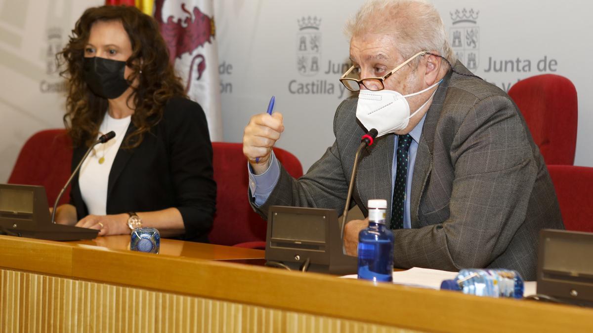 El director general de Producción Agropecuaria, Agustín Álvarez, informa sobre los últimos casos de gripe aviar en Castilla y León.