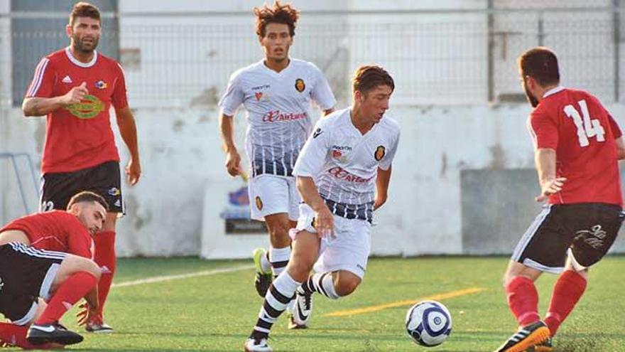 Un jugador del Mallorca B conduce el balón ayer en Llubí.