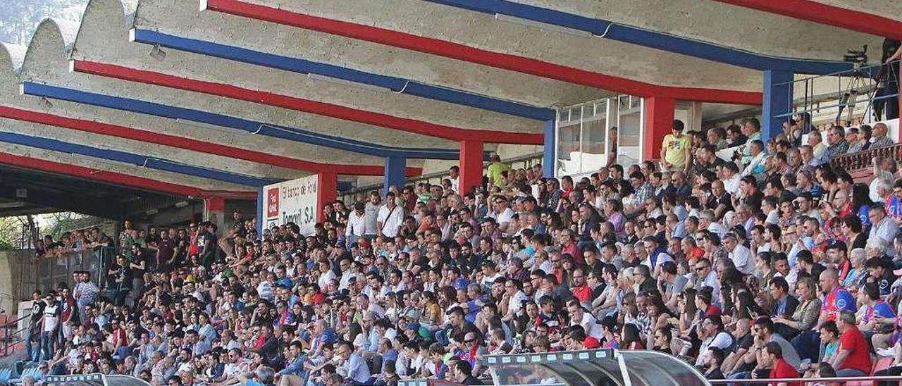 Una vista de la tribuna en el duelo liguero entre la UD Ourense y el Bande de hace un año. // I. Osorio