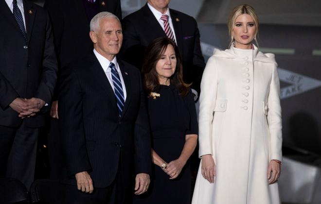 Ivanka Trump con abrigo blanco con capucha