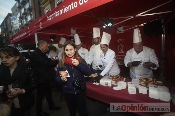 Degustación de monas y chocolate en la Plaza del Romea