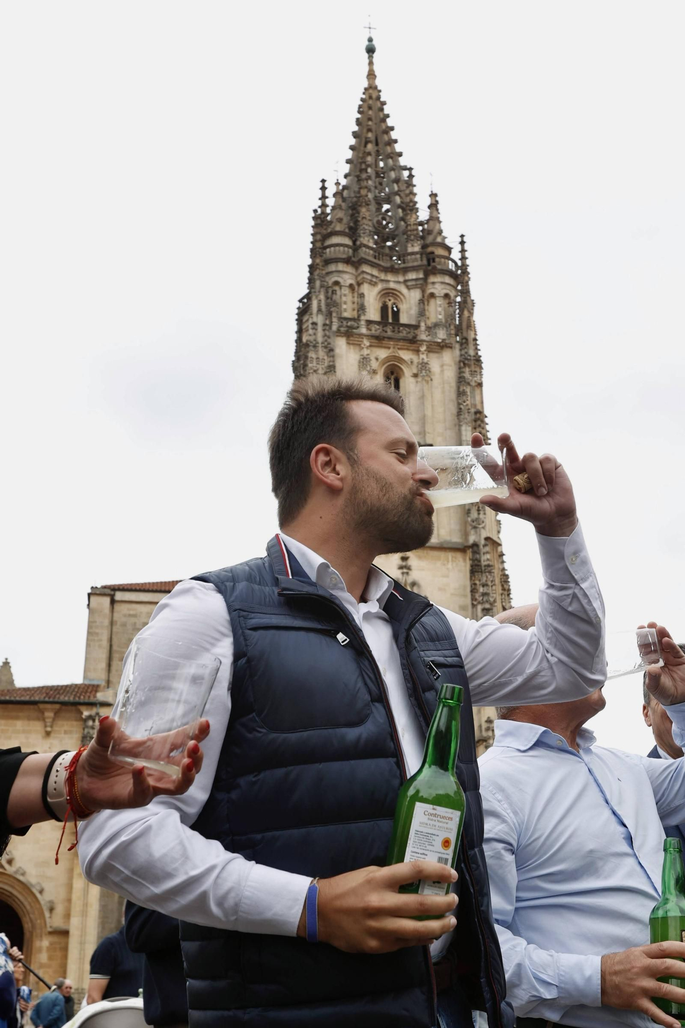Cientos de brazos al aire junto a la Catedral de Oviedo para que la sidra sea patrimonio de la humanidad