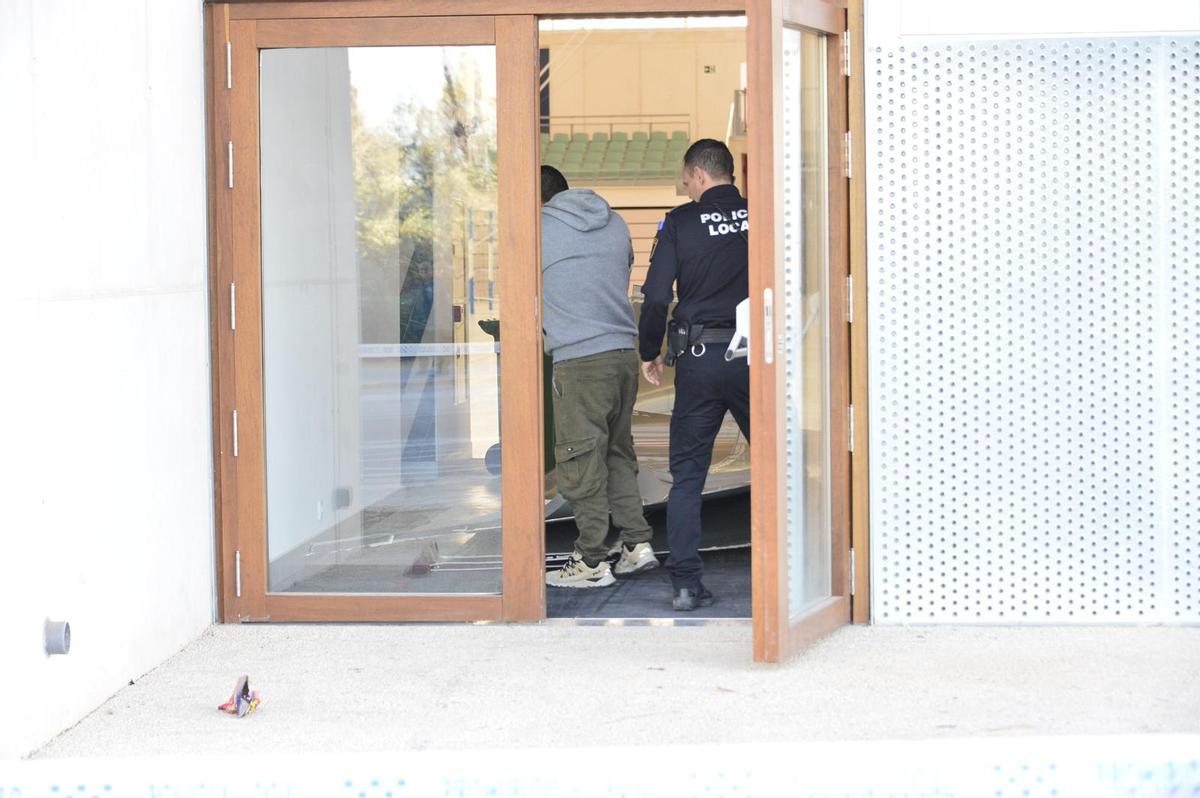 La Policía Local junto con técnicos en el acceso al pabellón desde donde se han caído las planchas