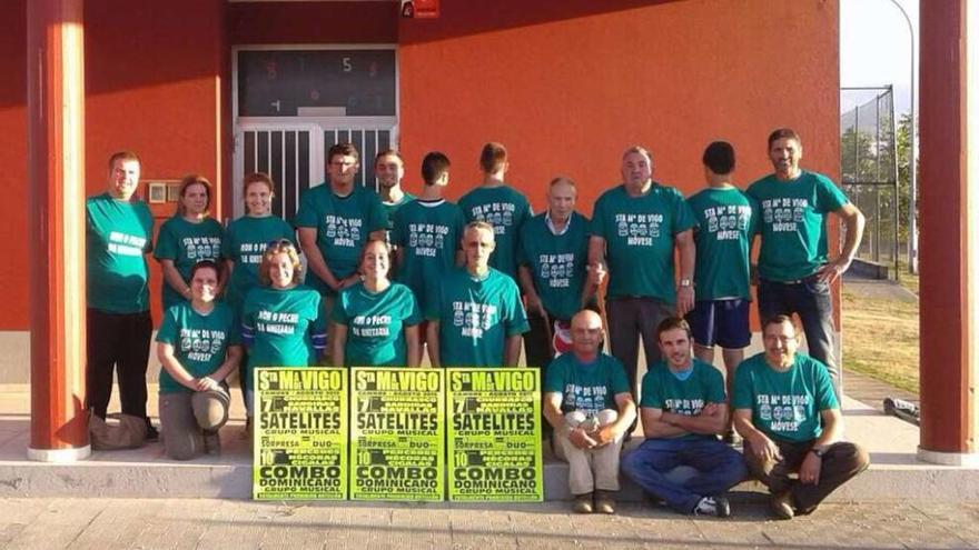 Integrantes de la comisión de fiestas y padres, ayer en la movilización por la escuela unitaria.