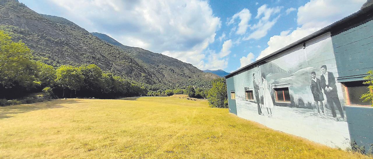 Ginasté recibe al visitante con una primera intervención artística que el Festival MurMuro, arte con la calma, ha generado en sus dos ediciones en los pueblos del municipio de Montanuy.