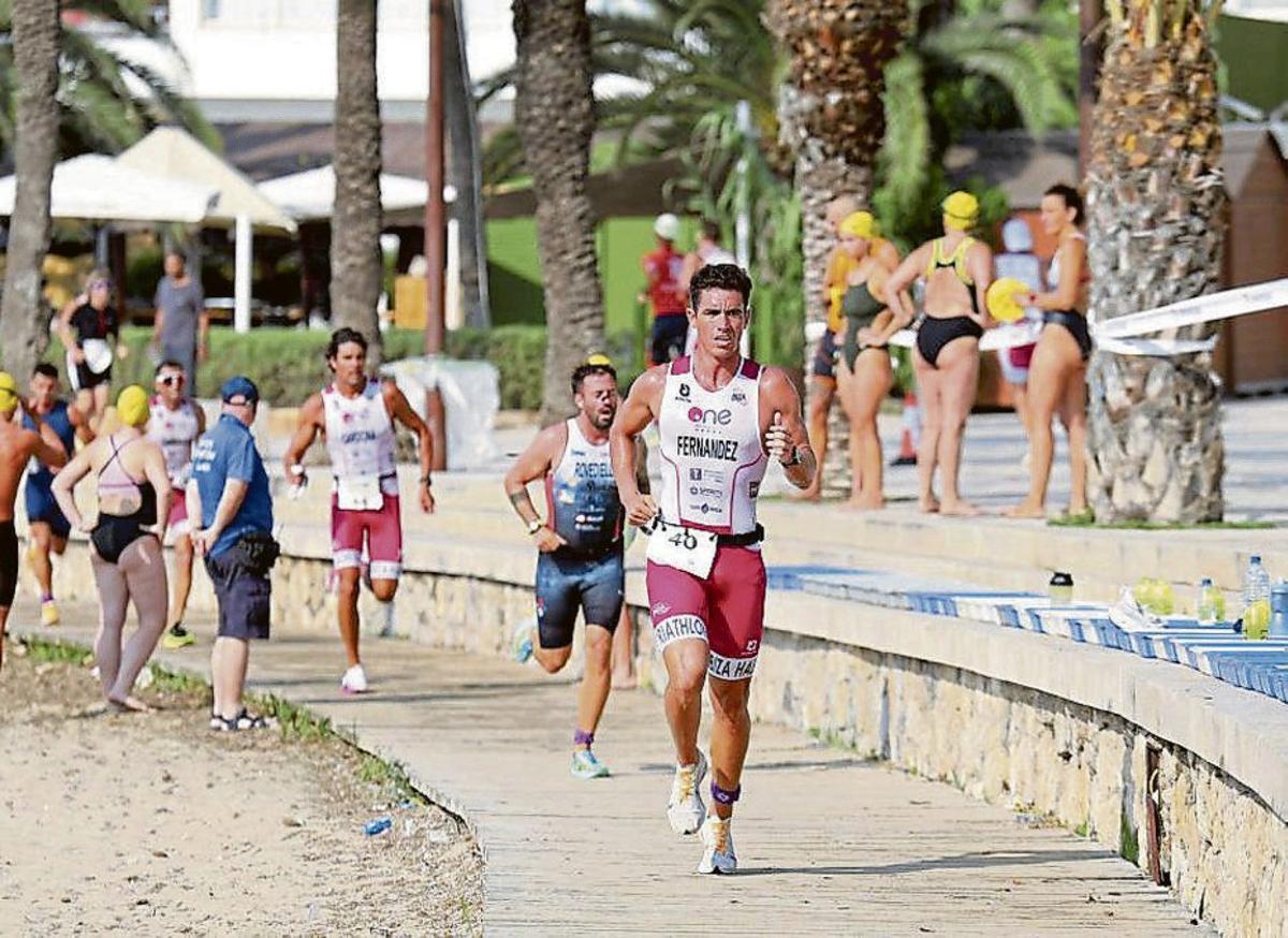 Los competidores tuvieron que completar dos tramos de carrera a pie y uno nadando.