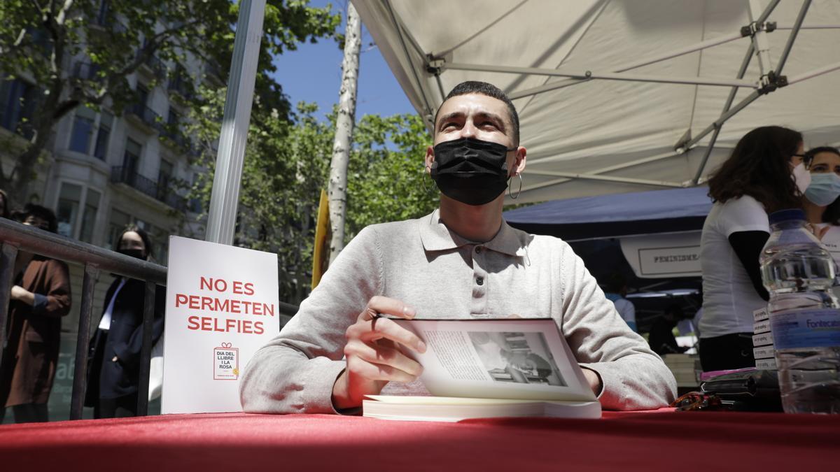 Pol Guasch, firmando en el estand de la librería On the road, en la zona perimetrada de Passeig de Gràcia.