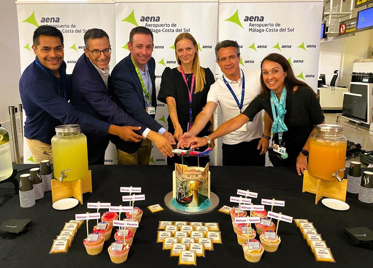 Responsables de Aena y Wizz Air celebran los nuevos vuelos hasta Venecia desde Málaga.