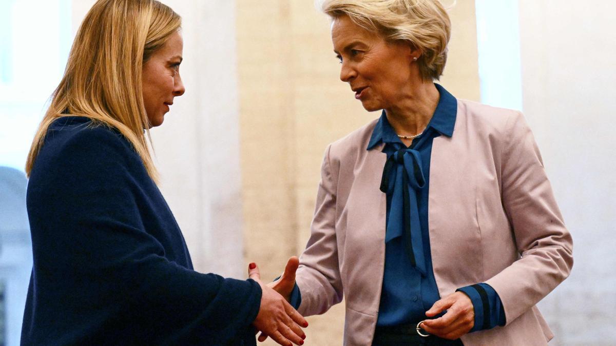 La primera ministra italiana, Giorgia Meloni, saluda a la presidenta de la Comisión Europea, Ursula von der Leyen, durante la reunión que ambas han mantenido en Roma este lunes.