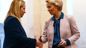 La primera ministra italiana, Giorgia Meloni, saluda a la presidenta de la Comisión Europea, Ursula von der Leyen, durante la reunión que ambas han mantenido en Roma este lunes.