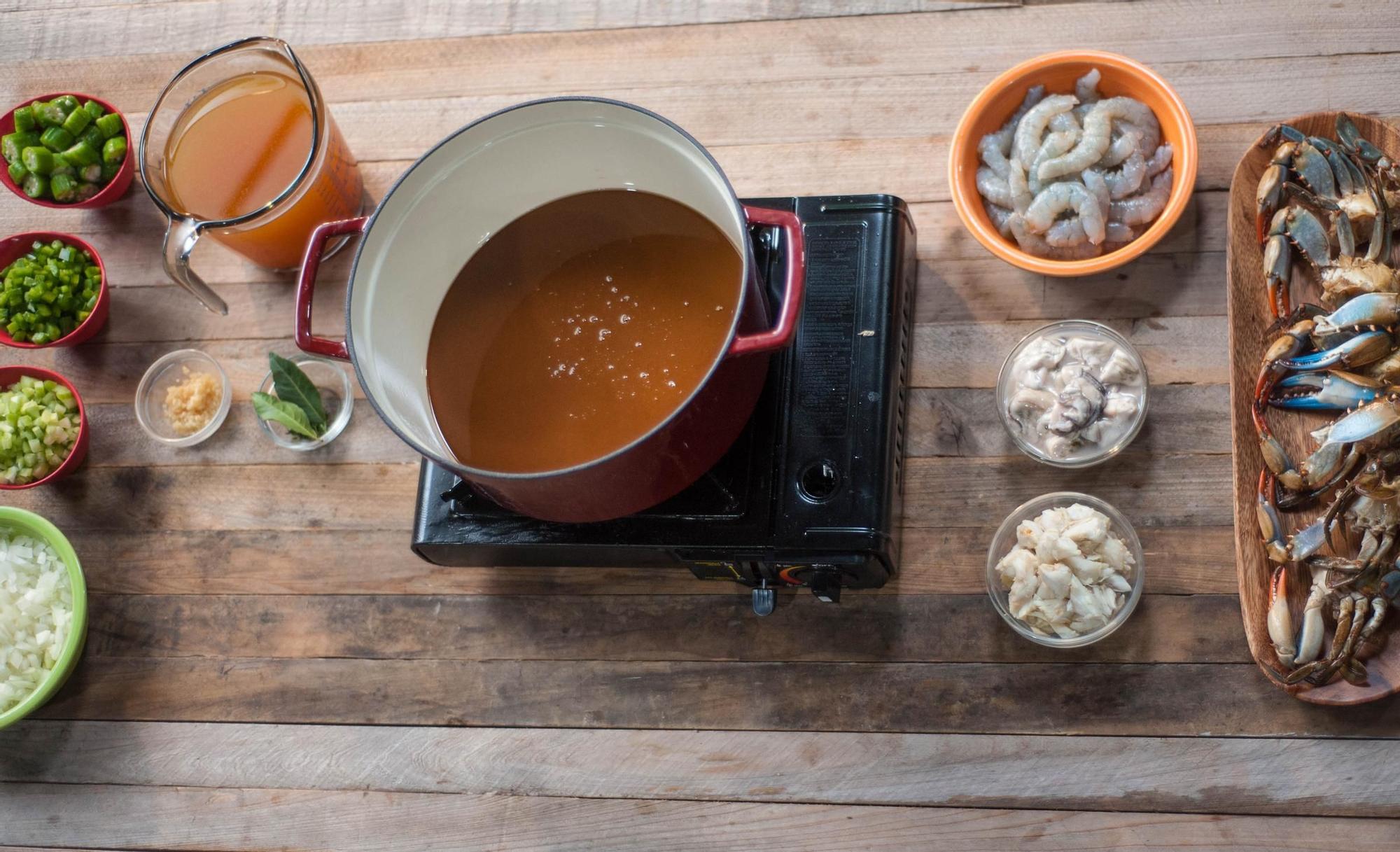 Preparación de un gumbo de marisco.