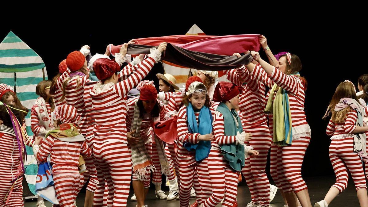 El desparpajo de los más pequeños cautiva al Jovellanos en el Antroxu de Gijón