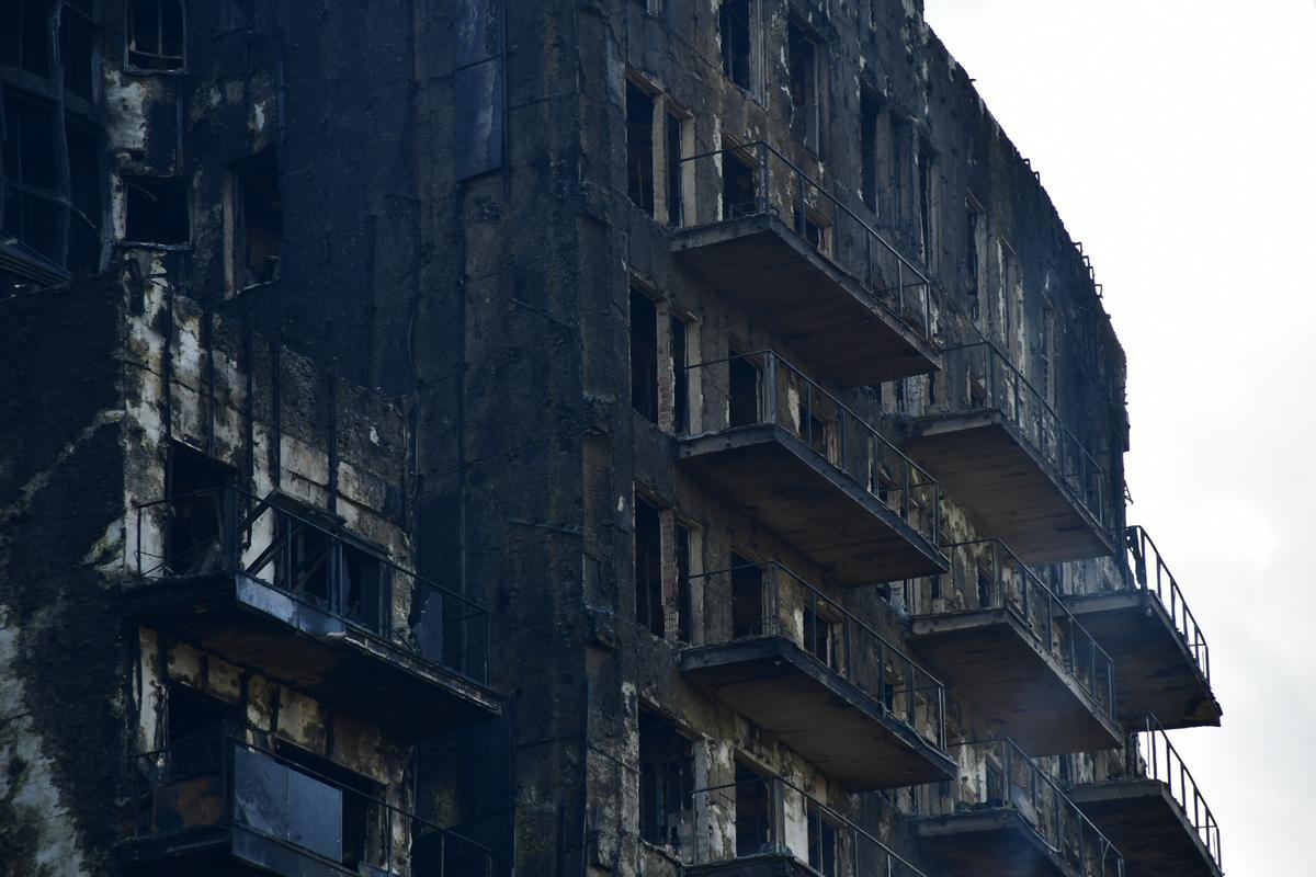 El edificio de Valencia reune vecinos y curiosos