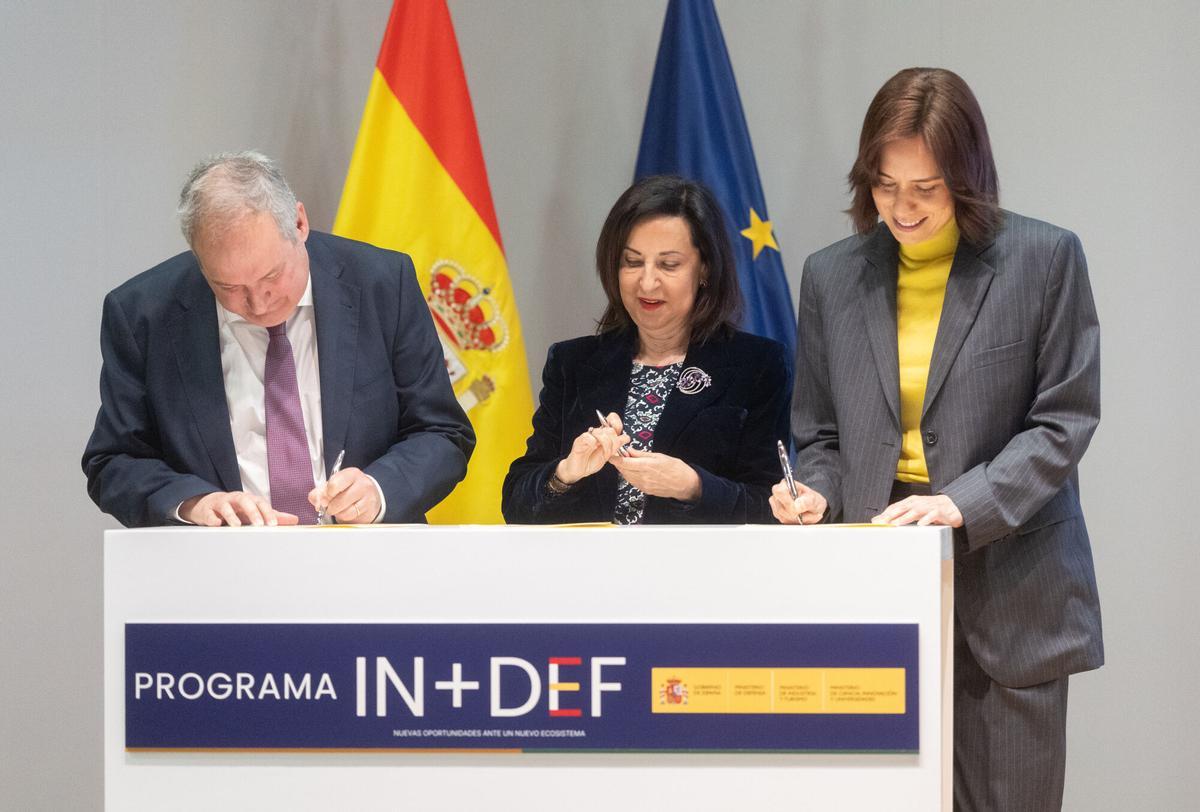 El ministro de Industria y Turismo, Jordi Hereu, la ministra de Defensa, Margarita Robles, y la ministra de Ciencia, Innovación y Universidades, Diana Morant, durante la presentación del programa IN+DEF, de apoyo a la industria de defensa, a 30 de marzo de 2026, en Madrid