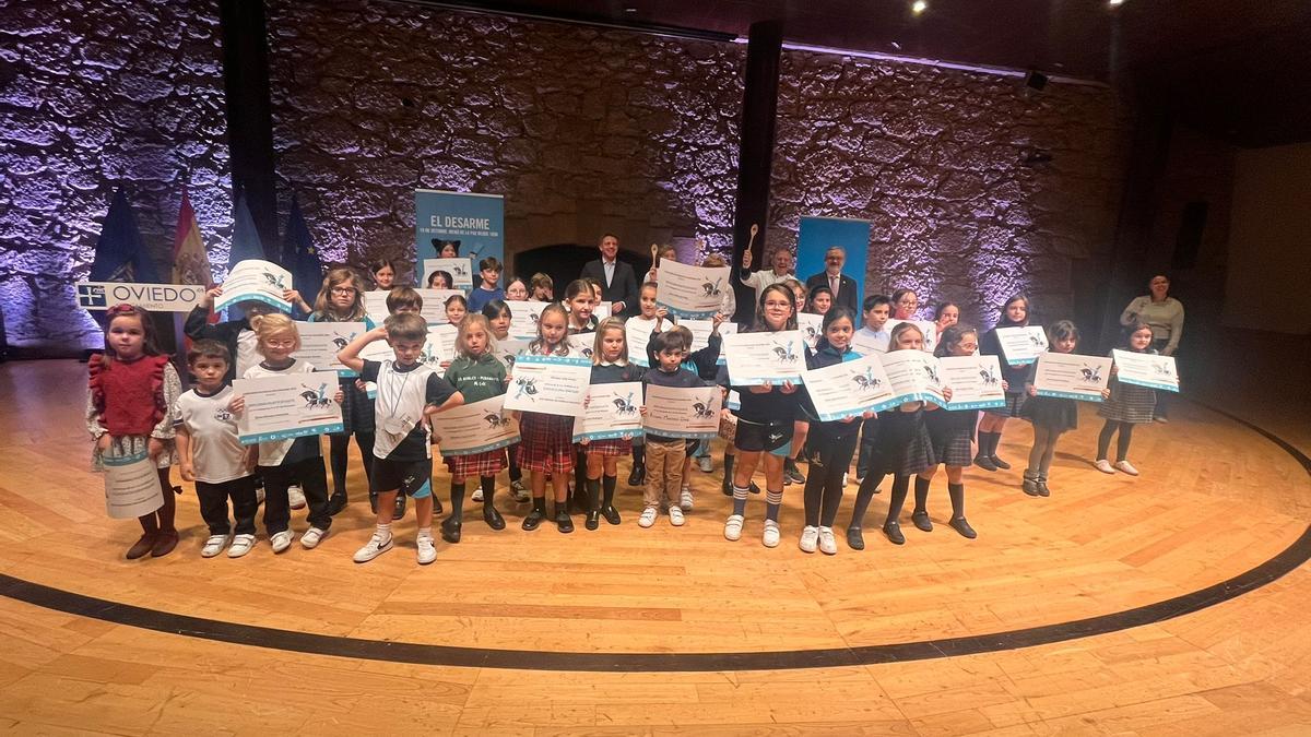 Los niños participantes en el concurso de dibujo.