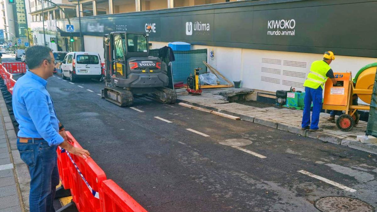 Socavón en la avenida Tres de Mayo.