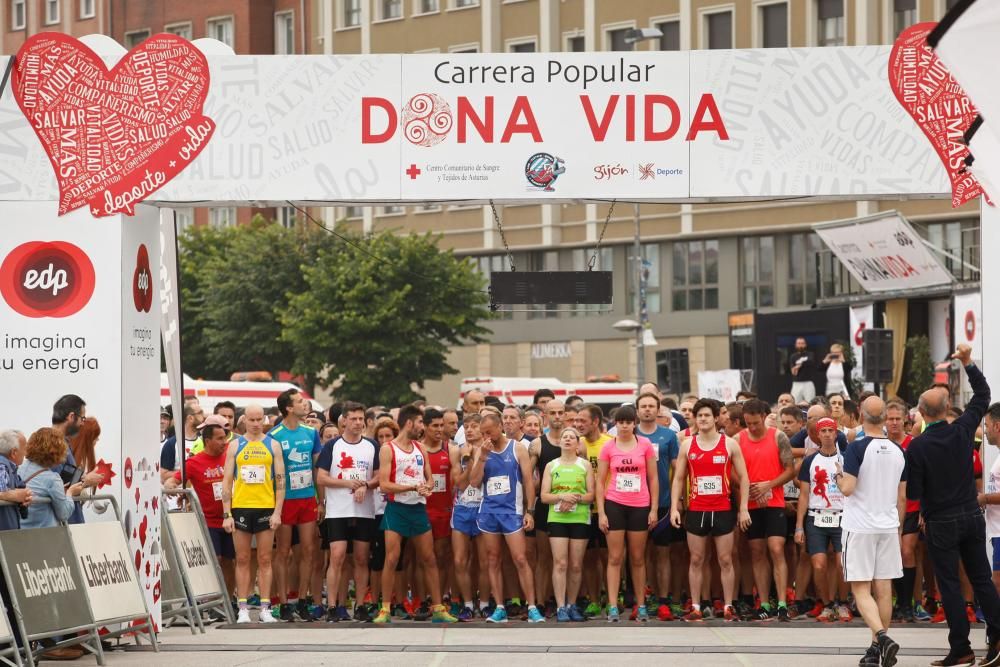 Participantes en la carrera "Dona vida"