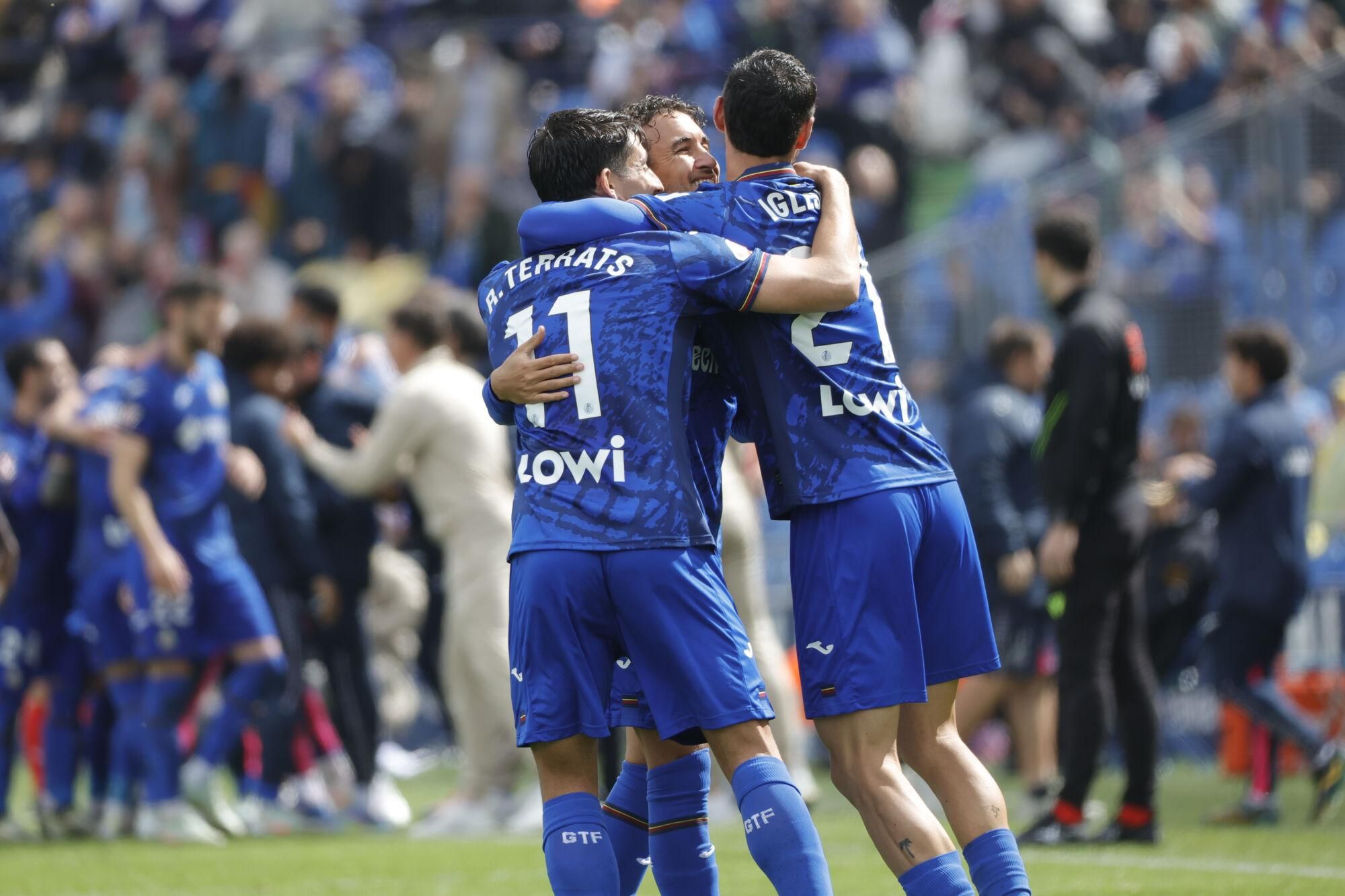 Los jugadores del Getafe celebran el 1-0 durante el encuentro de la jornada 31 de LaLiga EA Sports entre Getafe CF y UD Las Palmas, en el Coliseum de Getafe, en Madrid. EFE/ Zipi. (Getafe) (Las Palmas)
